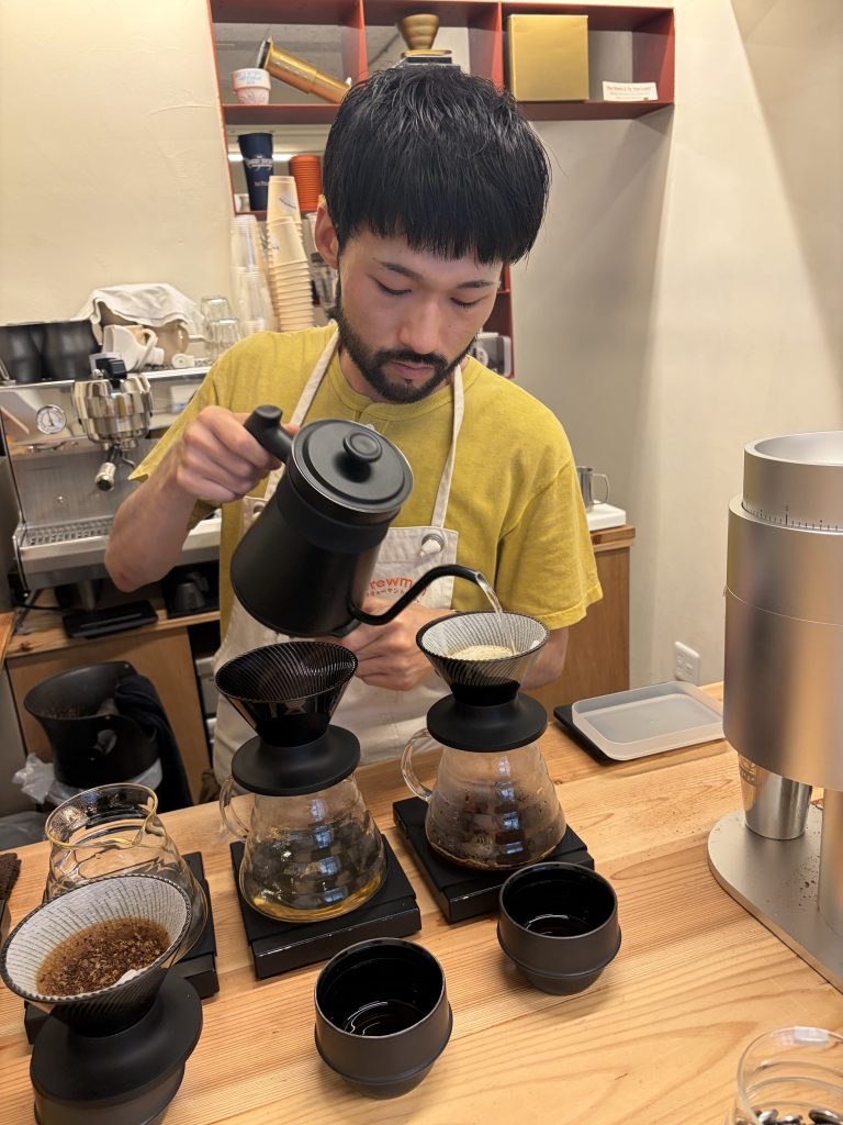 バリスタがハンドドリップでスペシャルティコーヒーを抽出している様子